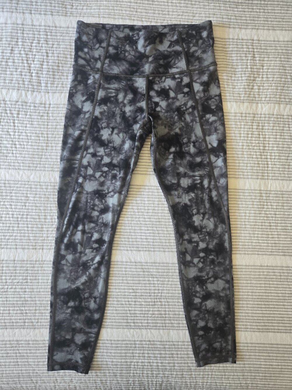 Athleta Tie Dye Salutation 7/8 Tight Powervita, Leggings
